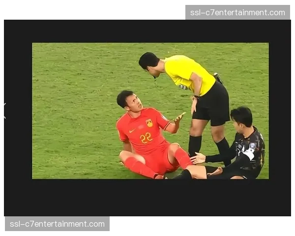 海港后场传球失误频发 防线默契度不足给对手制造机会 海港后场传球失误频发 防线默契度不足给对手制造机会